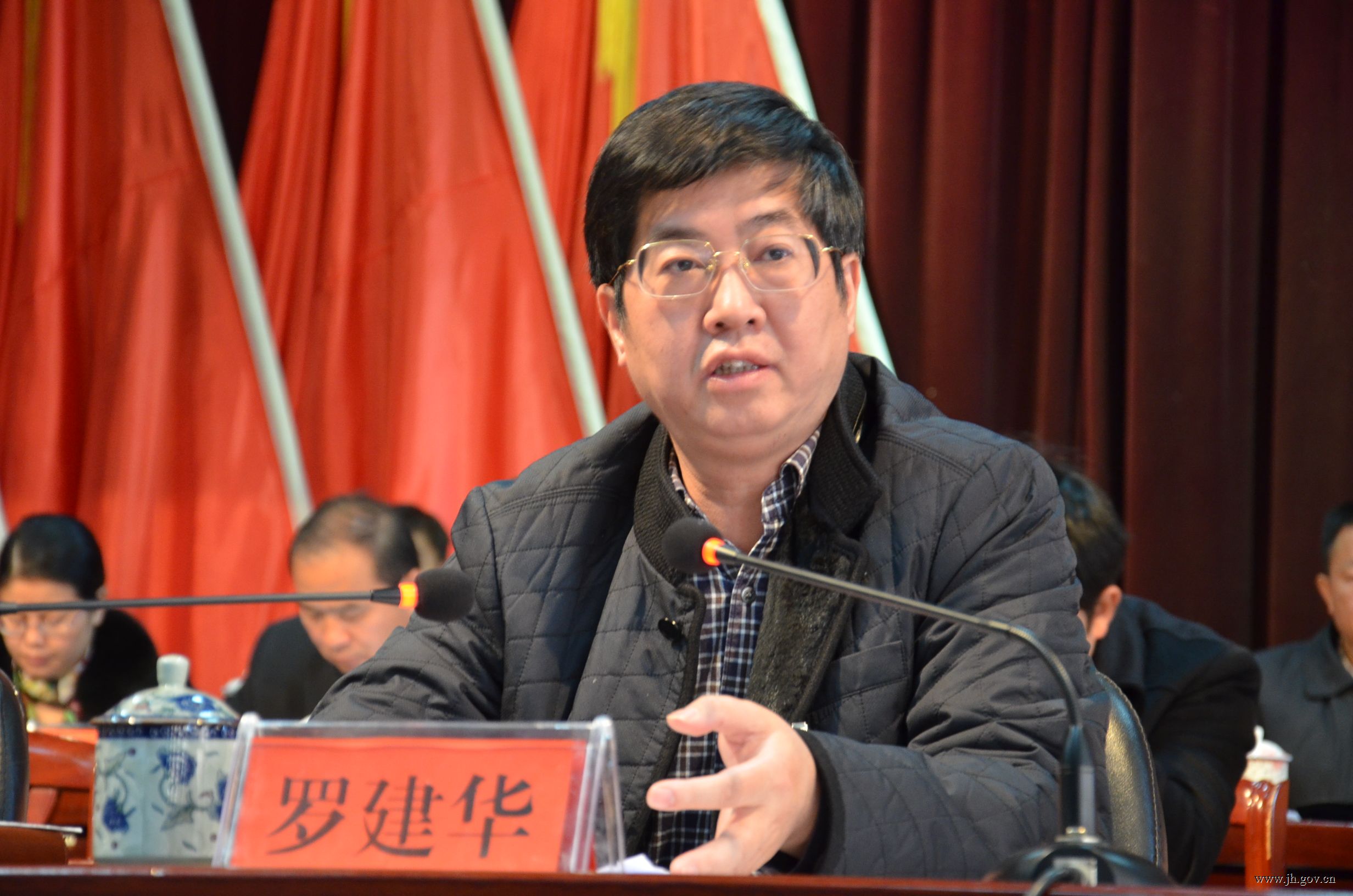 首页 政务公开 组织机构 领导之窗 县长活动县委书记罗建华在会上作