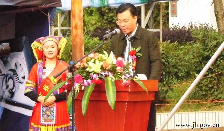 县委常委、宣传部长龙赋云主持开幕式