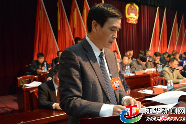 县人大常委会副主任刘江明作议案审查报告 (李蒋萍/摄)