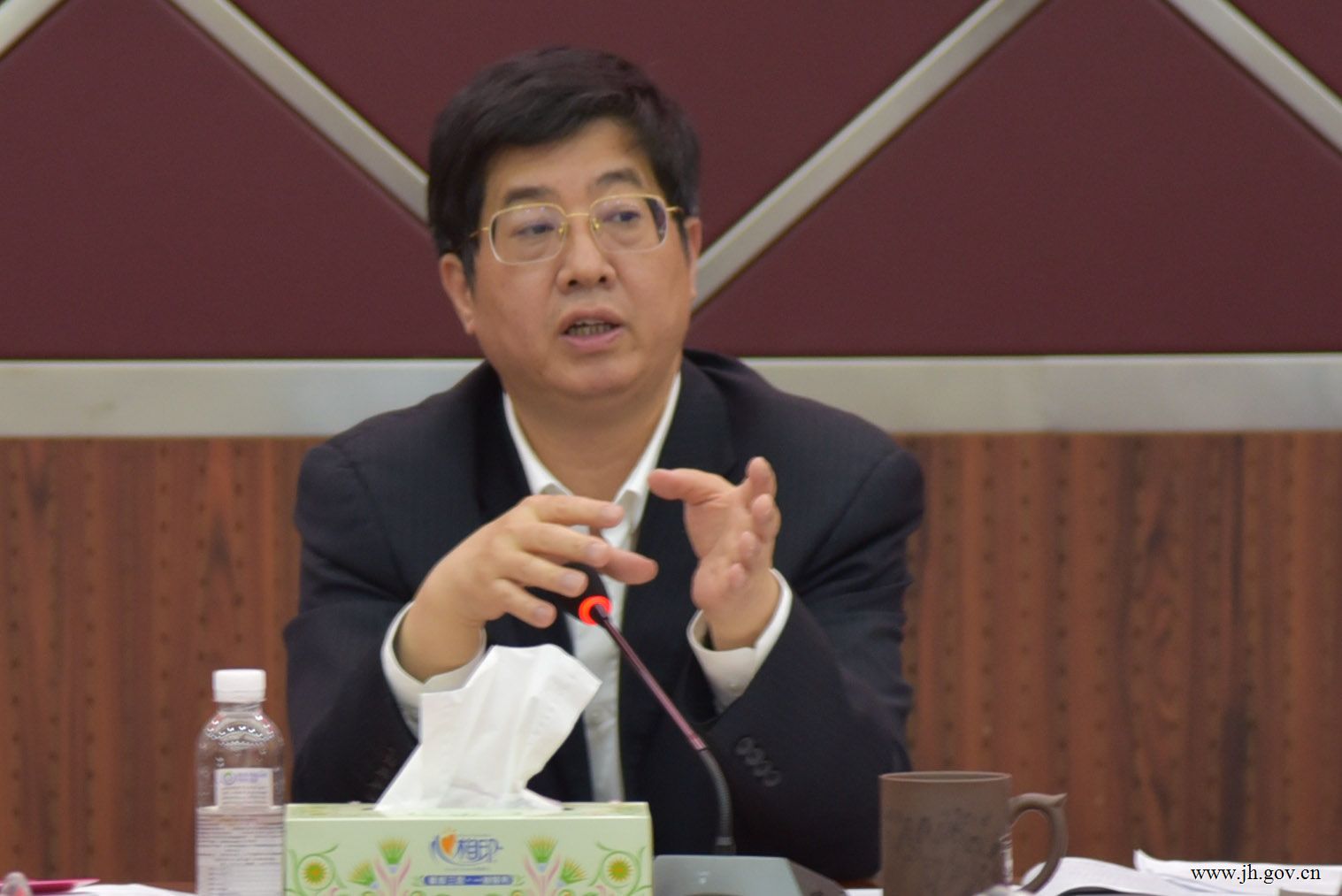 罗建华主持召开全县脱贫攻坚集中查摆问题工作推进会