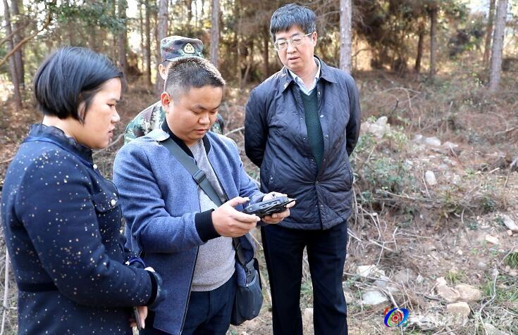 罗建华,龙飞凤现场调度山火扑灭工作