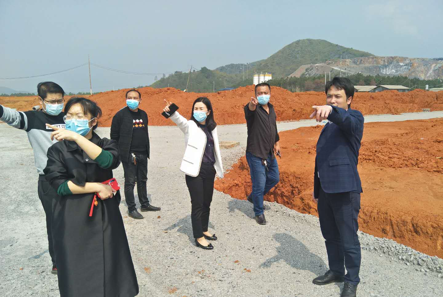 2月27日,分管农业的副县长黎氢带领政府办,畜牧水产事务中心相关人员