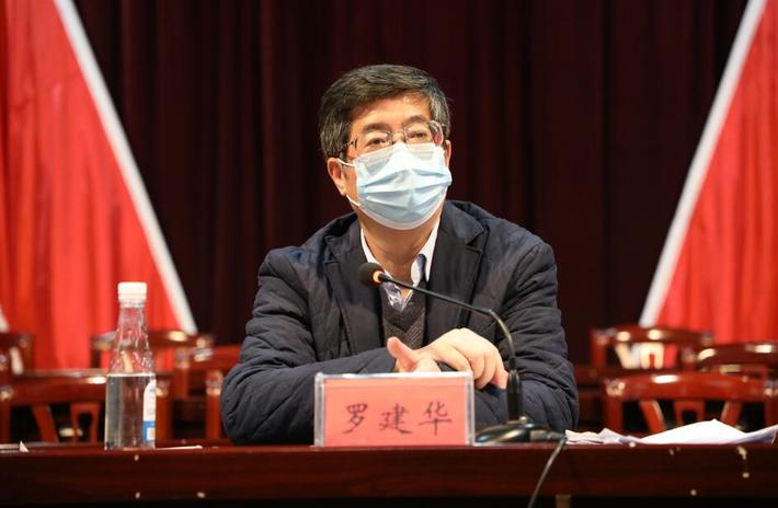 罗建华要求,各级各部门在做好防控工作的同时更要注意自身防护,要确保