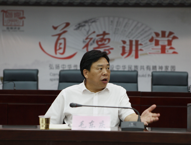 参观完办税服务厅后,毛东庆一行组织召开"优化纳税服务工作"座谈会