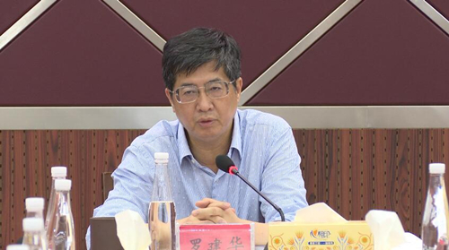 罗建华就上半年全市经济工作和经济发展形势作了详细讲解,并传达了市