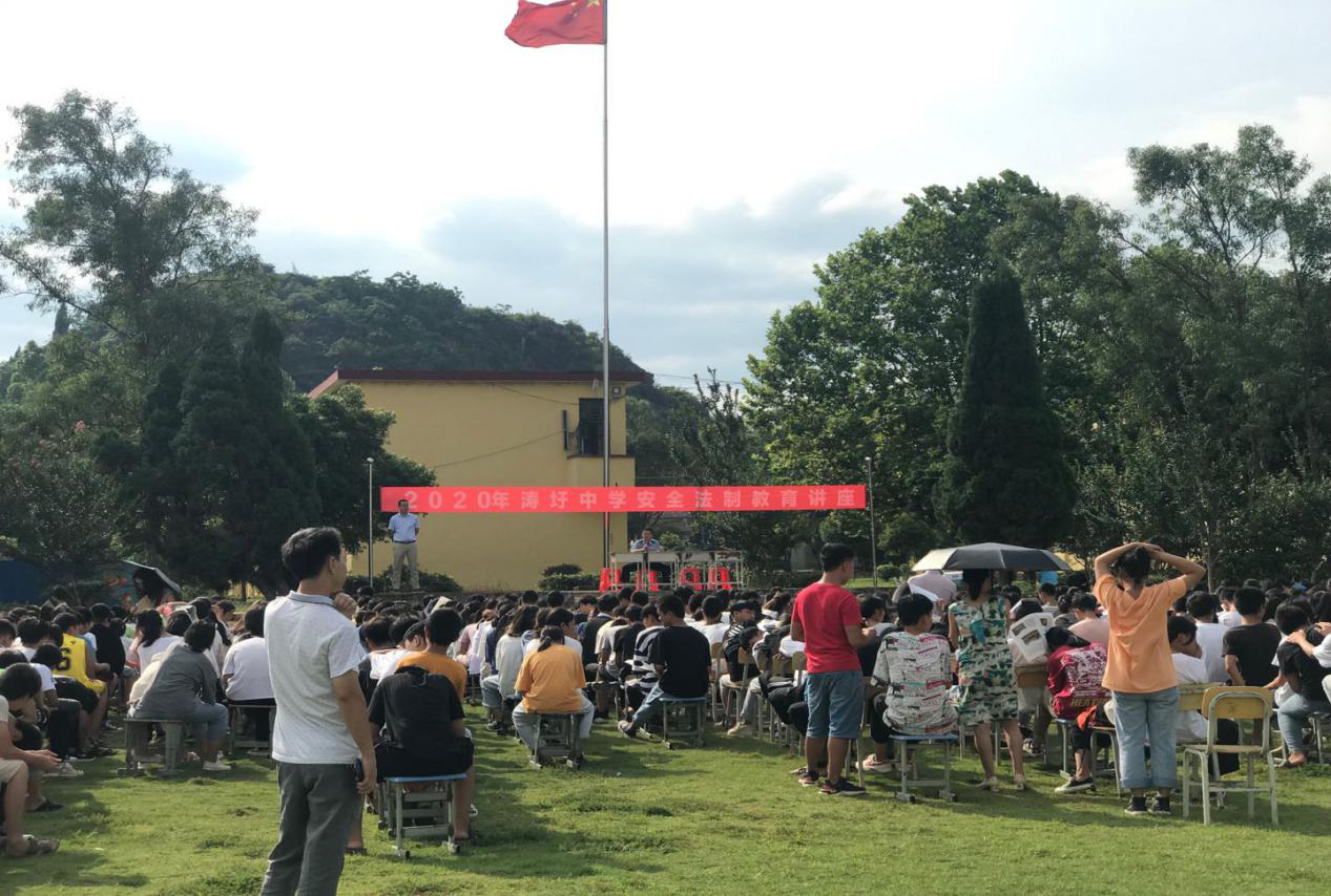 6月24日上午,涛圩司法所工作人员在涛圩中学进行了法制宣传讲课,炎炎