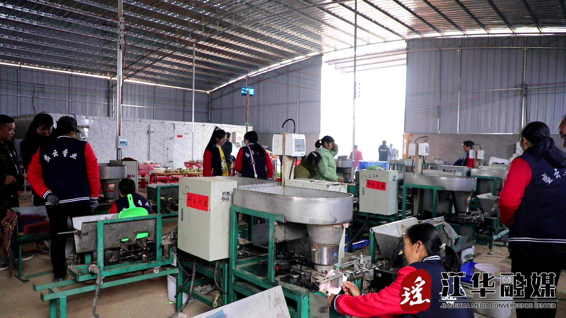 大路铺镇石下村新年第一天村里新增的制香厂开业了