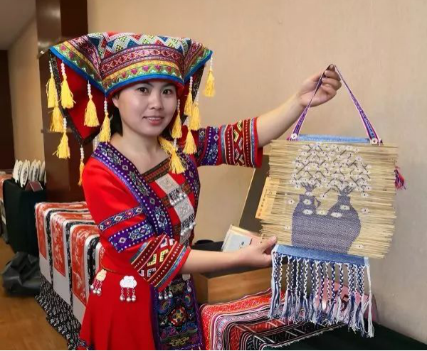 非遗传承:湖南江华瑶族织锦"守艺人"