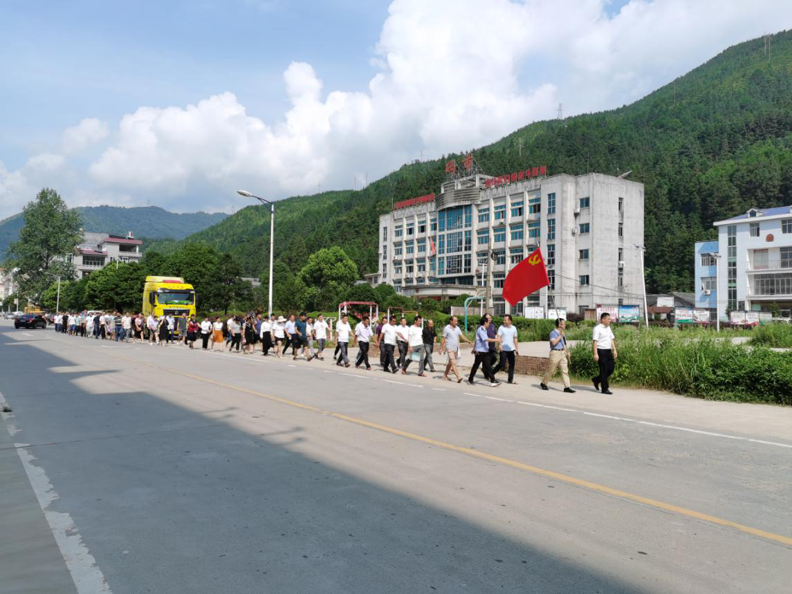 码市镇以七一为契机决战决胜脱贫攻坚