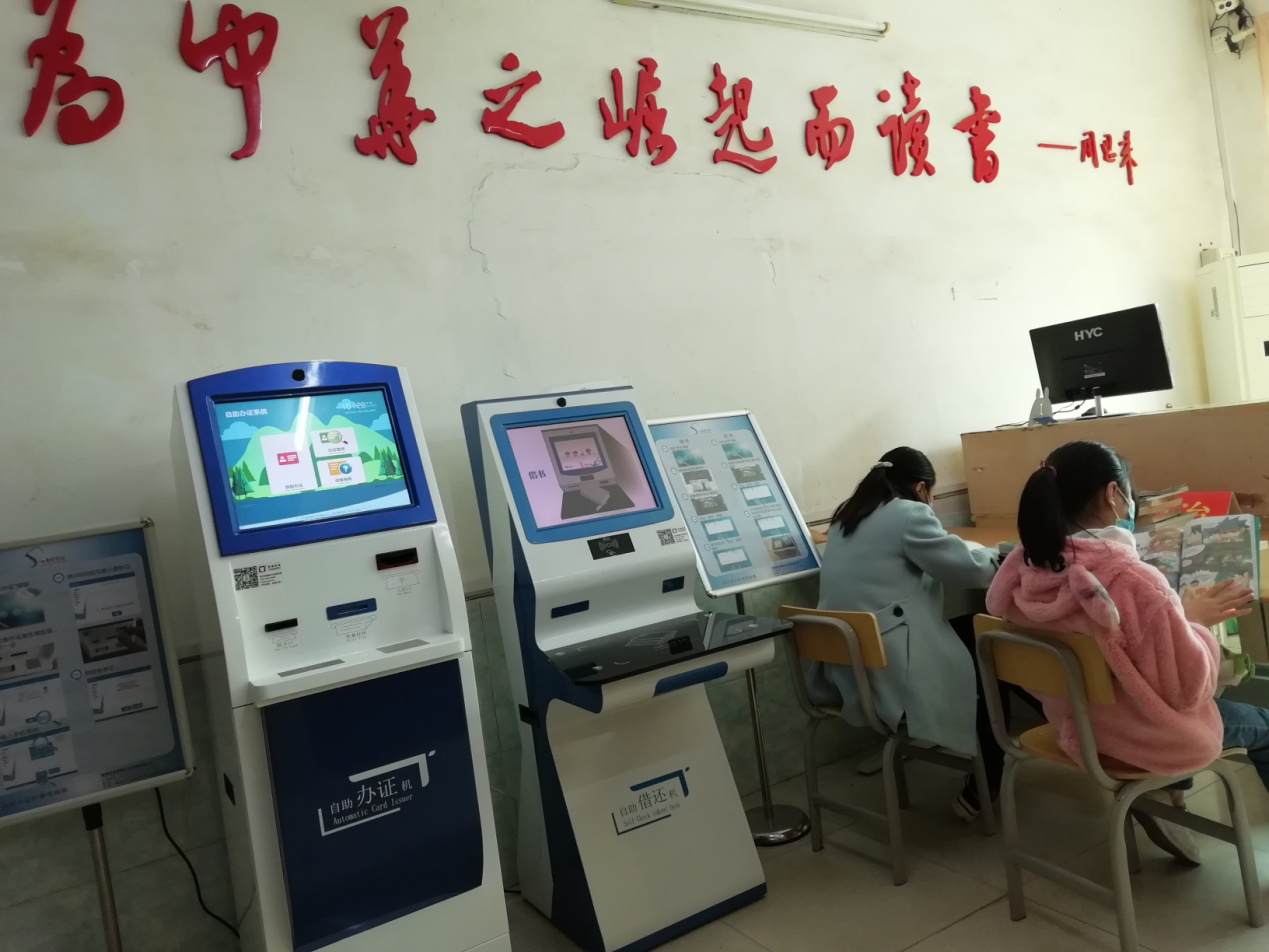 图书馆进口测量体温,体温正常,再登记个人信息后,即可进入图书馆借阅